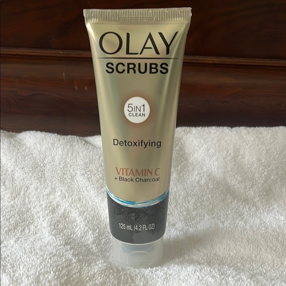 Olay Scrubs Detoxifying Face Wash - Gold and Black